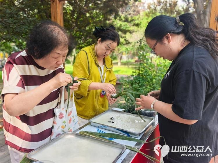 粽叶飘香迎端午同心和睦一家亲----太原市平阳路街道文华苑社区新时代文明实践站、文华苑物业、爱心商店贡天下共同开展端午包粽子主题公益活动营造友爱互助的美好社区氛围 - 第3张