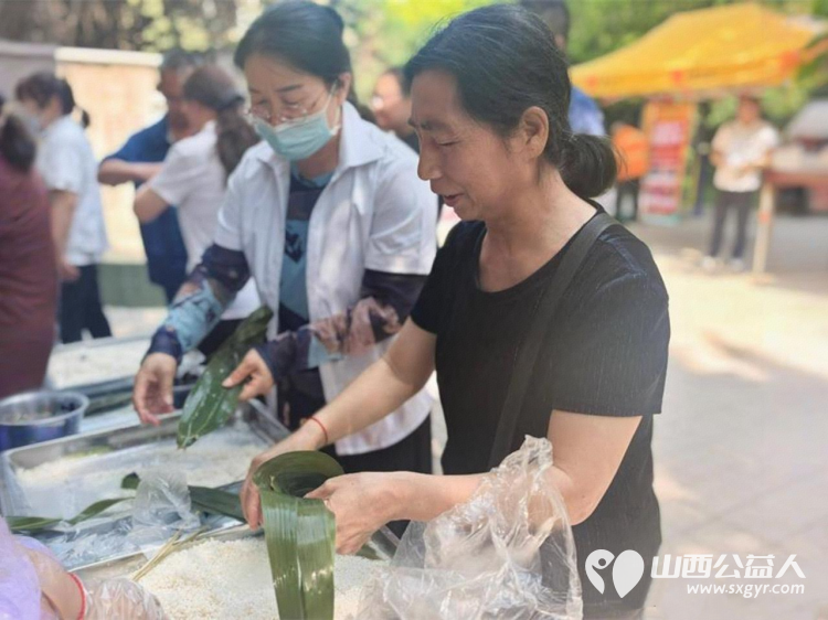 粽叶飘香迎端午同心和睦一家亲----太原市平阳路街道文华苑社区新时代文明实践站、文华苑物业、爱心商店贡天下共同开展端午包粽子主题公益活动营造友爱互助的美好社区氛围 - 第2张