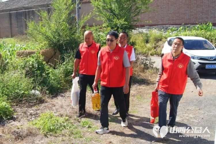 粽叶飘香端午安康探望乡村孤寡老人----长治市正能量公益协会志愿服务团队三队走进屯留区路村乡东洼村看望四位孤寡老人感谢李素春、李素伟、李周全三位爱心人士每人捐助400元现金给四位老人 - 第8张 - 山西公益人 粽叶飘香端午安康探望乡村孤寡老人----长治市正能量公益协会志愿服务团队三队走进屯留区路村乡东洼村看望四位孤寡老人感谢李素春、李素伟、李周全三位爱心人士每人捐助400元现金给四位老人 - 第8张