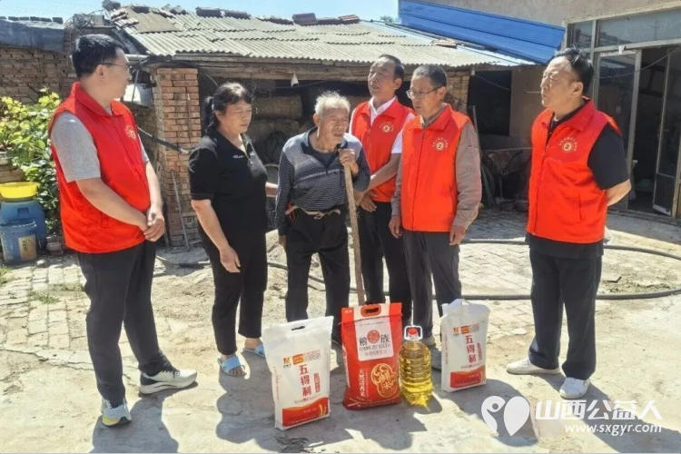 粽叶飘香端午安康探望乡村孤寡老人----长治市正能量公益协会志愿服务团队三队走进屯留区路村乡东洼村看望四位孤寡老人感谢李素春、李素伟、李周全三位爱心人士每人捐助400元现金给四位老人 - 第4张 - 山西公益人 粽叶飘香端午安康探望乡村孤寡老人----长治市正能量公益协会志愿服务团队三队走进屯留区路村乡东洼村看望四位孤寡老人感谢李素春、李素伟、李周全三位爱心人士每人捐助400元现金给四位老人 - 第4张