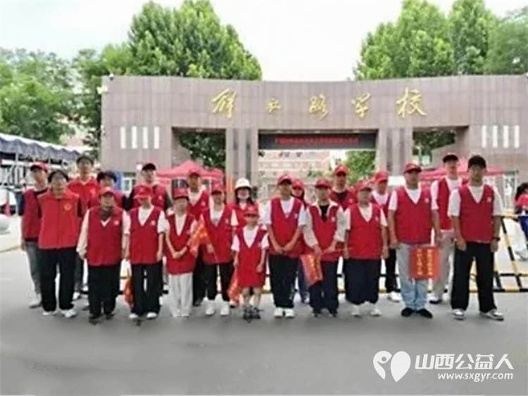 暖心护考筑梦起航｜临汾市文明交通志愿者协会志愿红守护中考路179名志愿者奔赴市区各考点与执勤交警并肩值守全力做好交通疏导与秩序维护 - 第5张