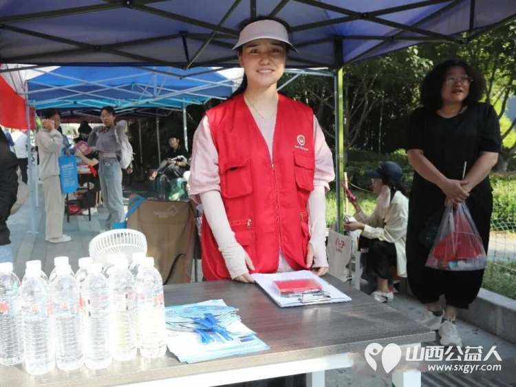 暖心护考筑梦起航｜临汾市文明交通志愿者协会志愿红守护中考路179名志愿者奔赴市区各考点与执勤交警并肩值守全力做好交通疏导与秩序维护 - 第7张
