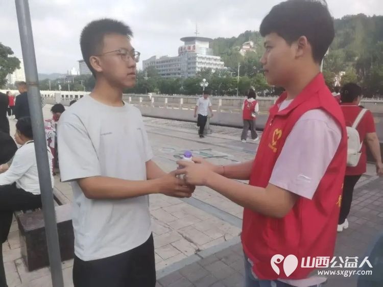 中考启幕有一种守护叫提前到场 2026年中考正式拉开帷幕吕梁市离石区青年志愿者协会持续开展中考志愿服务工作以青春之力守护少年逐梦征程用暖心服务营造安心有序的考试环境 - 第5张