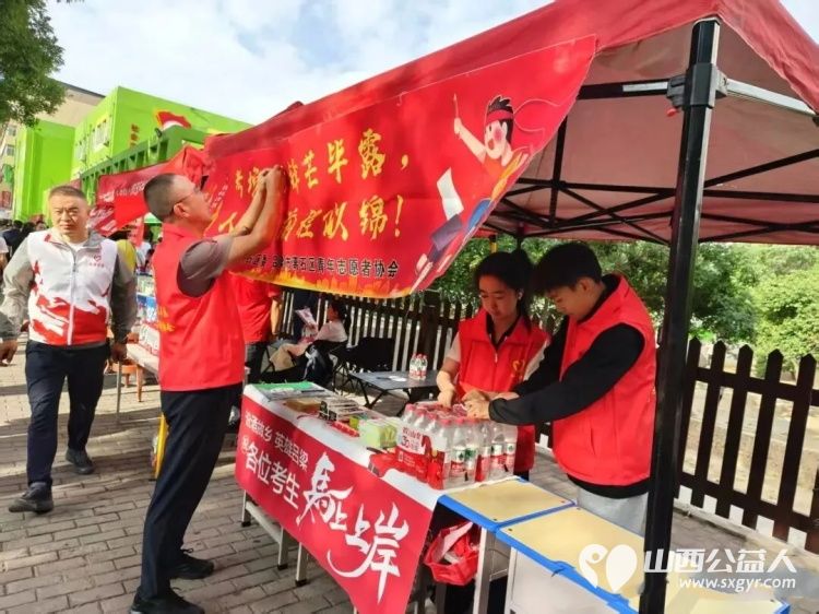 中考启幕有一种守护叫提前到场 2026年中考正式拉开帷幕吕梁市离石区青年志愿者协会持续开展中考志愿服务工作以青春之力守护少年逐梦征程用暖心服务营造安心有序的考试环境 - 第3张