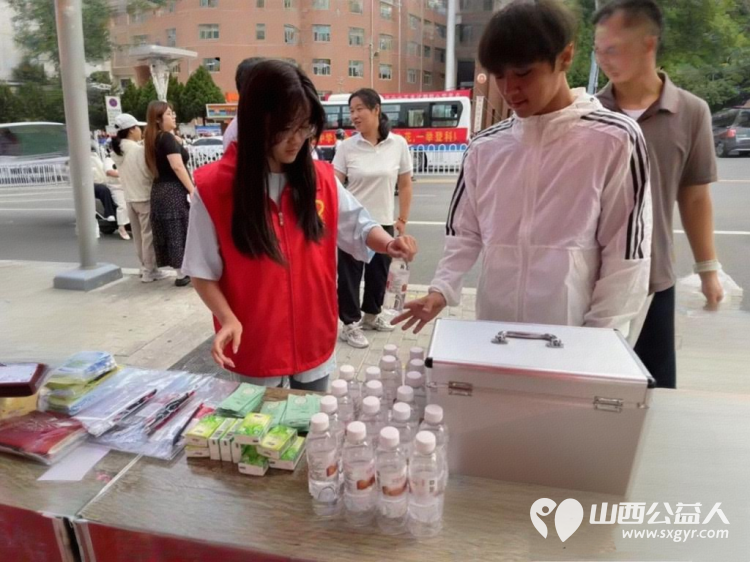 中考启幕有一种守护叫提前到场 2026年中考正式拉开帷幕吕梁市离石区青年志愿者协会持续开展中考志愿服务工作以青春之力守护少年逐梦征程用暖心服务营造安心有序的考试环境 - 第12张