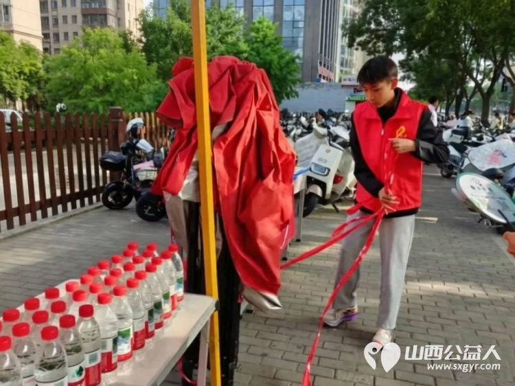 中考启幕有一种守护叫提前到场 2026年中考正式拉开帷幕吕梁市离石区青年志愿者协会持续开展中考志愿服务工作以青春之力守护少年逐梦征程用暖心服务营造安心有序的考试环境 - 第4张