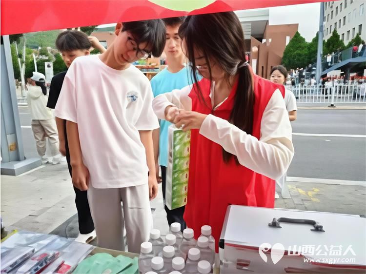 中考启幕有一种守护叫提前到场 2026年中考正式拉开帷幕吕梁市离石区青年志愿者协会持续开展中考志愿服务工作以青春之力守护少年逐梦征程用暖心服务营造安心有序的考试环境 - 第8张