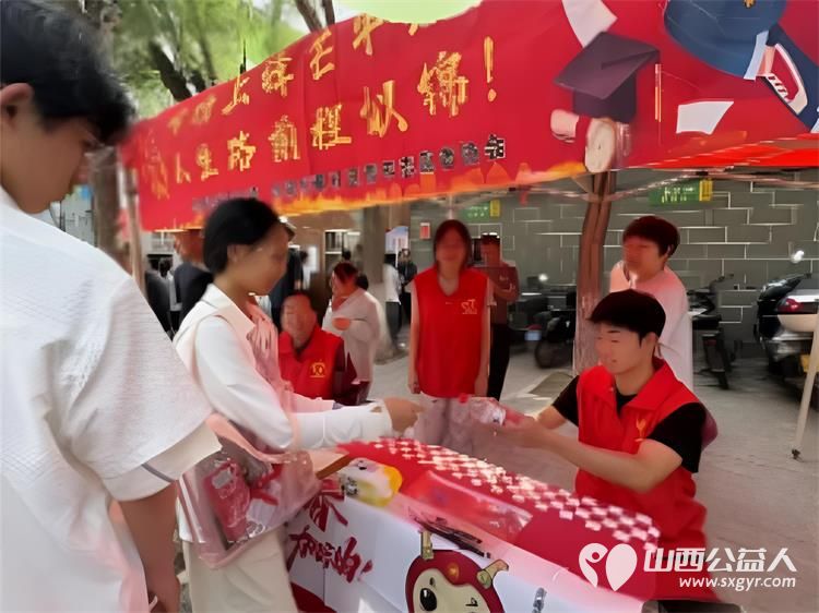 中考启幕有一种守护叫提前到场 2026年中考正式拉开帷幕吕梁市离石区青年志愿者协会持续开展中考志愿服务工作以青春之力守护少年逐梦征程用暖心服务营造安心有序的考试环境 - 第6张