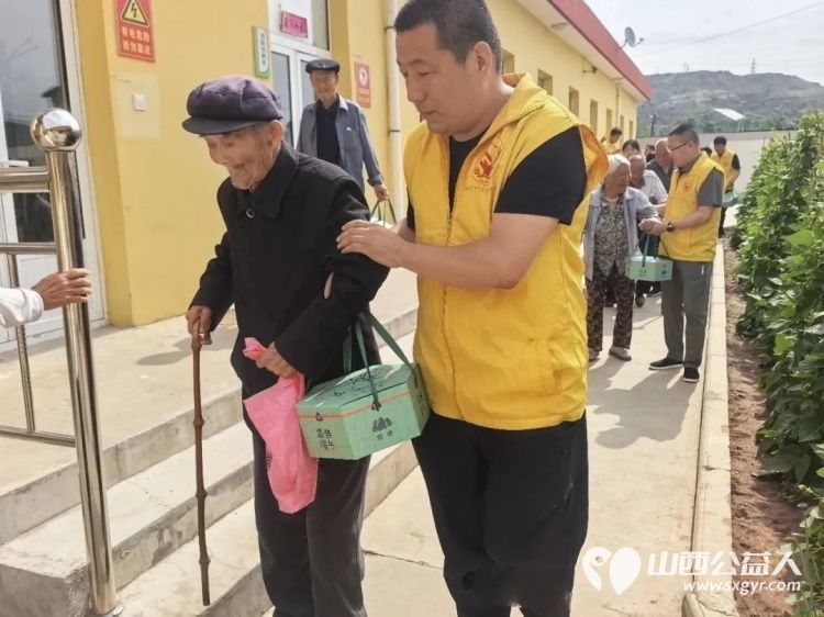 端午有爱温暖常在----河曲县爱华公益志愿者协会携手鼎盛果蔬批发带着32箱粽子走进巡镇养老院看望32位老人开展端午志愿服务活动用陪伴与温情为老人们送上节日的祝福与关怀 - 第11张 - 山西公益人 端午有爱温暖常在----河曲县爱华公益志愿者协会携手鼎盛果蔬批发带着32箱粽子走进巡镇养老院看望32位老人开展端午志愿服务活动用陪伴与温情为老人们送上节日的祝福与关怀 - 第11张
