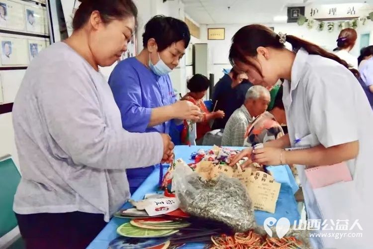 象春天一样温暖 长治市小雨点公益志愿者协会参加长治市中医院肿瘤科安宁疗护病房举办的医患联谊会志愿者们为大家修剪头发让患者们清清爽爽迎接端午 - 第3张 - 山西公益人 象春天一样温暖 长治市小雨点公益志愿者协会参加长治市中医院肿瘤科安宁疗护病房举办的医患联谊会志愿者们为大家修剪头发让患者们清清爽爽迎接端午 - 第3张