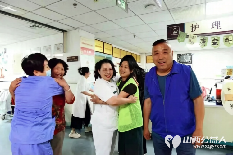 象春天一样温暖 长治市小雨点公益志愿者协会参加长治市中医院肿瘤科安宁疗护病房举办的医患联谊会志愿者们为大家修剪头发让患者们清清爽爽迎接端午 - 第2张 - 山西公益人 象春天一样温暖 长治市小雨点公益志愿者协会参加长治市中医院肿瘤科安宁疗护病房举办的医患联谊会志愿者们为大家修剪头发让患者们清清爽爽迎接端午 - 第2张
