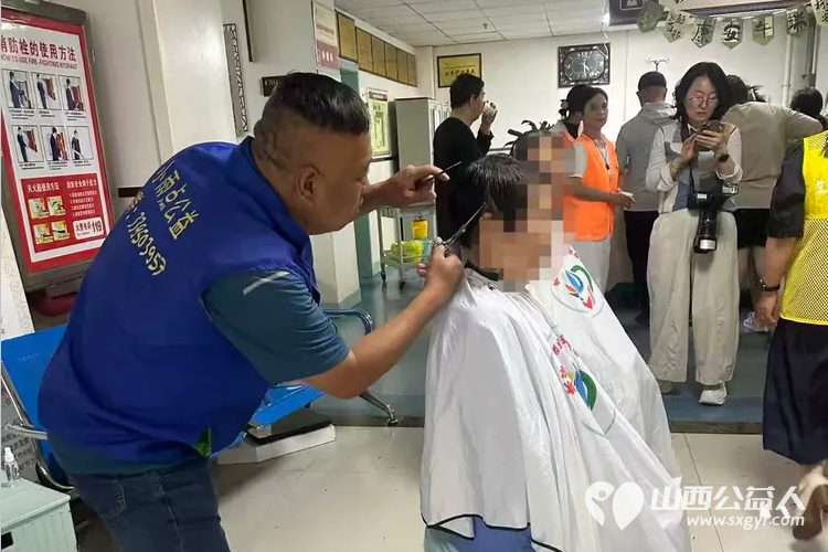 象春天一样温暖 长治市小雨点公益志愿者协会参加长治市中医院肿瘤科安宁疗护病房举办的医患联谊会志愿者们为大家修剪头发让患者们清清爽爽迎接端午 - 第5张 - 山西公益人 象春天一样温暖 长治市小雨点公益志愿者协会参加长治市中医院肿瘤科安宁疗护病房举办的医患联谊会志愿者们为大家修剪头发让患者们清清爽爽迎接端午 - 第5张