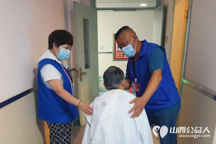 象春天一样温暖 长治市小雨点公益志愿者协会参加长治市中医院肿瘤科安宁疗护病房举办的医患联谊会志愿者们为大家修剪头发让患者们清清爽爽迎接端午 - 第6张 - 山西公益人 象春天一样温暖 长治市小雨点公益志愿者协会参加长治市中医院肿瘤科安宁疗护病房举办的医患联谊会志愿者们为大家修剪头发让患者们清清爽爽迎接端午 - 第6张