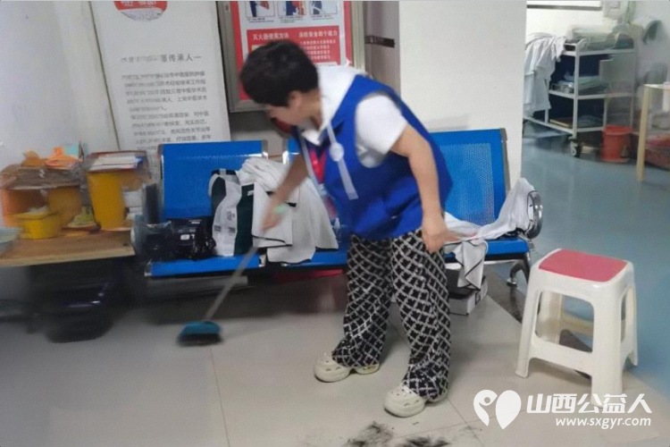 象春天一样温暖 长治市小雨点公益志愿者协会参加长治市中医院肿瘤科安宁疗护病房举办的医患联谊会志愿者们为大家修剪头发让患者们清清爽爽迎接端午 - 第8张 - 山西公益人 象春天一样温暖 长治市小雨点公益志愿者协会参加长治市中医院肿瘤科安宁疗护病房举办的医患联谊会志愿者们为大家修剪头发让患者们清清爽爽迎接端午 - 第8张