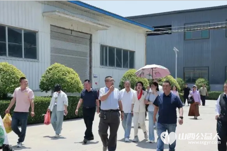 太原市澳门会芳国际贸易促进会携手山西中孚酒业开展爱心捐赠研学活动成效显著志愿者们为刘胡兰村的孤寡老人孤残儿童送去大米面粉粮油矿泉水等生活物资 - 第7张