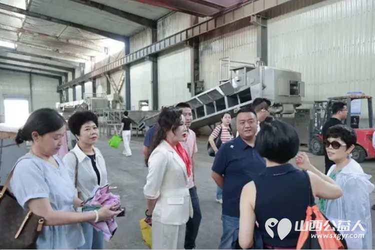 太原市澳门会芳国际贸易促进会携手山西中孚酒业开展爱心捐赠研学活动成效显著志愿者们为刘胡兰村的孤寡老人孤残儿童送去大米面粉粮油矿泉水等生活物资 - 第8张