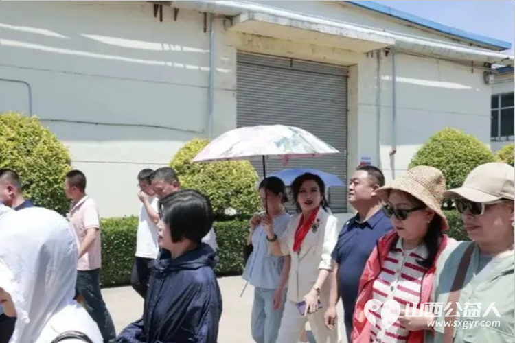 太原市澳门会芳国际贸易促进会携手山西中孚酒业开展爱心捐赠研学活动成效显著志愿者们为刘胡兰村的孤寡老人孤残儿童送去大米面粉粮油矿泉水等生活物资 - 第6张