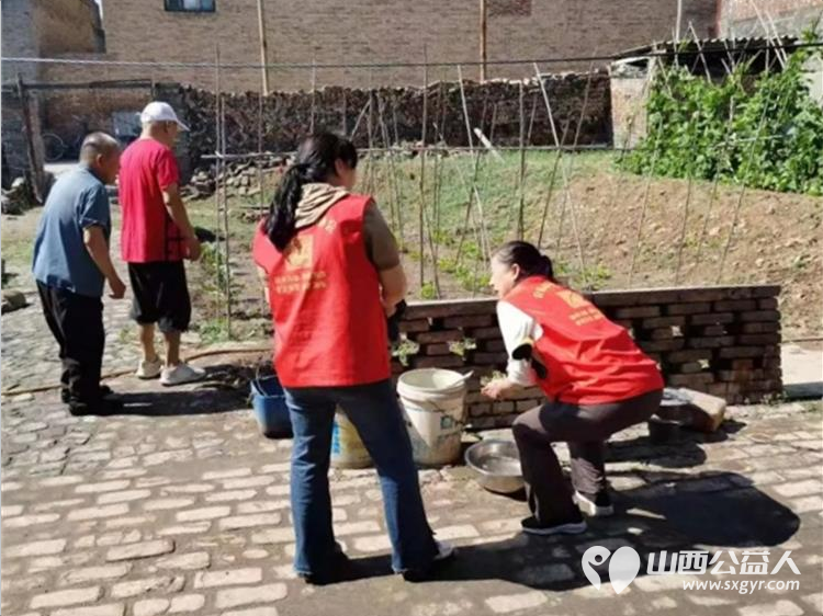 介休市敬老协会走进义安镇孟村湾村入户82岁姚安元老人家中为老人打扫室内外卫生刷洗锅碗瓢盆做饭包饺子 - 第10张