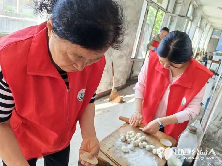 介休市敬老协会走进义安镇孟村入户86岁陈有功老人家中为老人打扫室内外卫生刷洗锅碗瓢盆做饭包饺子 - 第6张