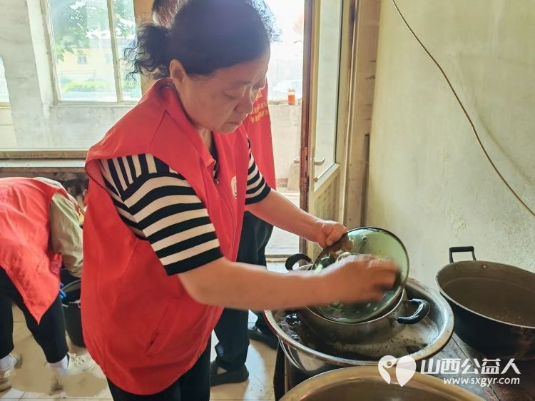 介休市敬老协会走进义安镇孟村入户86岁陈有功老人家中为老人打扫室内外卫生刷洗锅碗瓢盆做饭包饺子 - 第4张