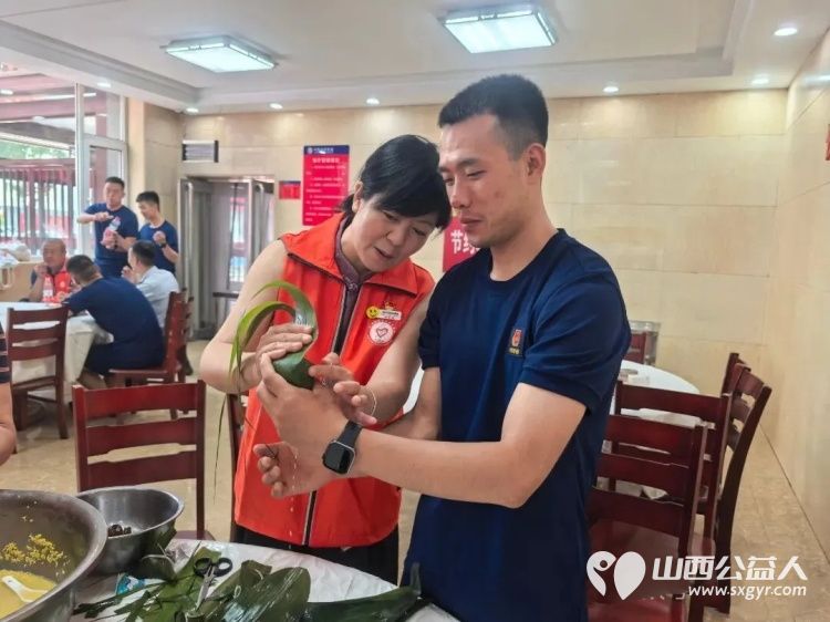 浓情端午进红门携手共包暖心粽----忻州市消防志愿者协会走进和平街消防站开展端午致敬消防主题活动与消防指战员共度温馨传统佳节将平安祝福融入节日互动之中 - 第20张 - 山西公益人 浓情端午进红门携手共包暖心粽----忻州市消防志愿者协会走进和平街消防站开展端午致敬消防主题活动与消防指战员共度温馨传统佳节将平安祝福融入节日互动之中 - 第20张