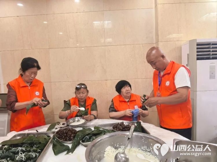 浓情端午进红门携手共包暖心粽----忻州市消防志愿者协会走进和平街消防站开展端午致敬消防主题活动与消防指战员共度温馨传统佳节将平安祝福融入节日互动之中 - 第9张 - 山西公益人 浓情端午进红门携手共包暖心粽----忻州市消防志愿者协会走进和平街消防站开展端午致敬消防主题活动与消防指战员共度温馨传统佳节将平安祝福融入节日互动之中 - 第9张