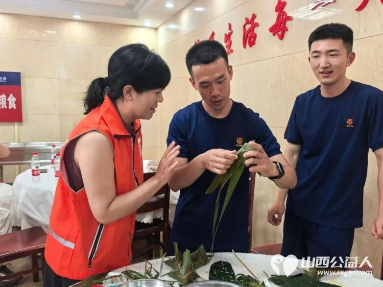 浓情端午进红门携手共包暖心粽----忻州市消防志愿者协会走进和平街消防站开展端午致敬消防主题活动与消防指战员共度温馨传统佳节将平安祝福融入节日互动之中 - 第10张 - 山西公益人 浓情端午进红门携手共包暖心粽----忻州市消防志愿者协会走进和平街消防站开展端午致敬消防主题活动与消防指战员共度温馨传统佳节将平安祝福融入节日互动之中 - 第10张