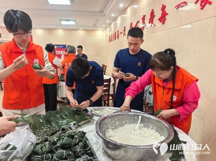 浓情端午进红门携手共包暖心粽----忻州市消防志愿者协会走进和平街消防站开展端午致敬消防主题活动与消防指战员共度温馨传统佳节将平安祝福融入节日互动之中 - 第7张 - 山西公益人 浓情端午进红门携手共包暖心粽----忻州市消防志愿者协会走进和平街消防站开展端午致敬消防主题活动与消防指战员共度温馨传统佳节将平安祝福融入节日互动之中 - 第7张