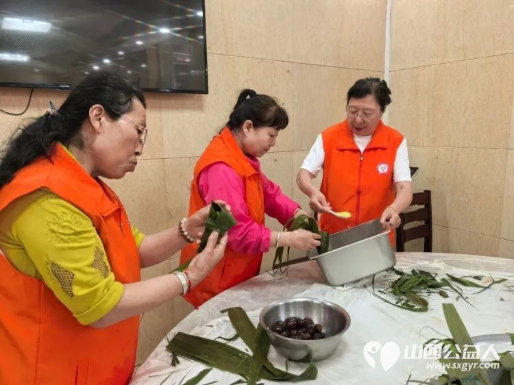 浓情端午进红门携手共包暖心粽----忻州市消防志愿者协会走进和平街消防站开展端午致敬消防主题活动与消防指战员共度温馨传统佳节将平安祝福融入节日互动之中 - 第5张 - 山西公益人 浓情端午进红门携手共包暖心粽----忻州市消防志愿者协会走进和平街消防站开展端午致敬消防主题活动与消防指战员共度温馨传统佳节将平安祝福融入节日互动之中 - 第5张