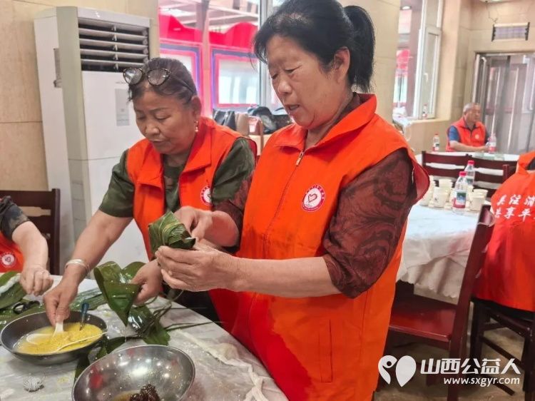 浓情端午进红门携手共包暖心粽----忻州市消防志愿者协会走进和平街消防站开展端午致敬消防主题活动与消防指战员共度温馨传统佳节将平安祝福融入节日互动之中 - 第4张 - 山西公益人 浓情端午进红门携手共包暖心粽----忻州市消防志愿者协会走进和平街消防站开展端午致敬消防主题活动与消防指战员共度温馨传统佳节将平安祝福融入节日互动之中 - 第4张