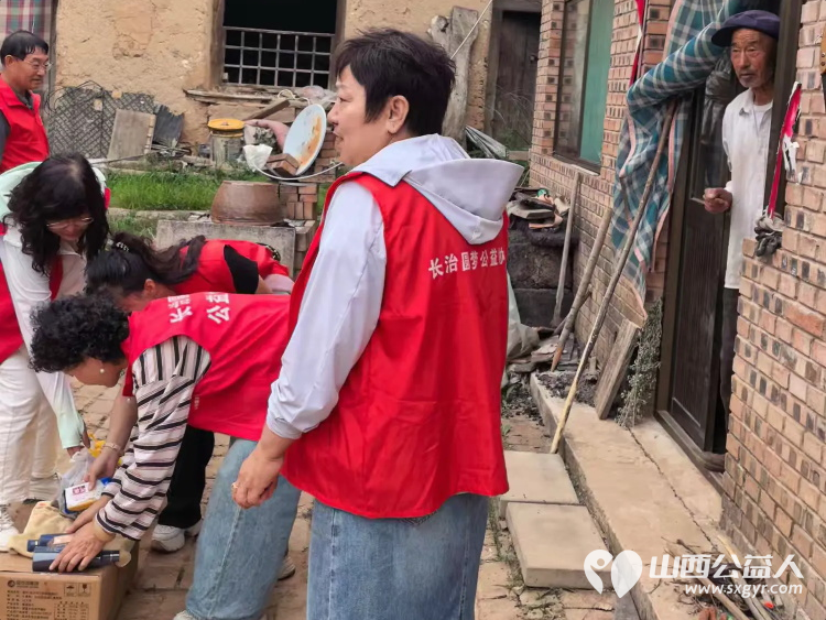 情暖端午·扶弱敬老 长治圆梦公益协会志愿者奔赴沁县故县镇里里沟村、余沟、暖泉村开展公益走访活动把米面粮油日用物资与节日温情送到困难群众家中以长久不变的热忱践行公益初心 - 第22张