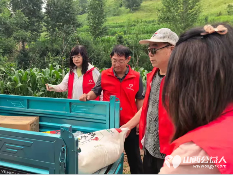 情暖端午·扶弱敬老 长治圆梦公益协会志愿者奔赴沁县故县镇里里沟村、余沟、暖泉村开展公益走访活动把米面粮油日用物资与节日温情送到困难群众家中以长久不变的热忱践行公益初心 - 第12张