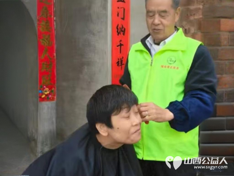执剪刀裁暖 绿丝带传情----记一支夕阳红义务理发队他们是晋城市绿丝带志愿者协会夕阳红义务理发队用精湛手艺和暖心善意为特殊群体解决头等大事 - 第6张