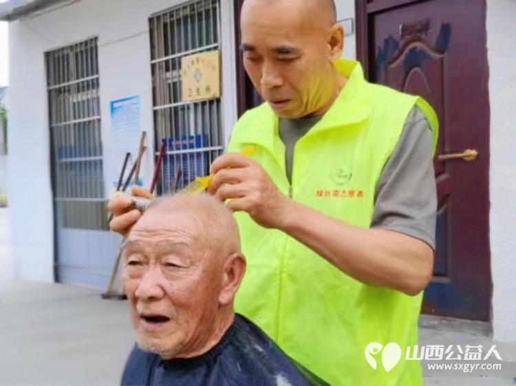 执剪刀裁暖 绿丝带传情----记一支夕阳红义务理发队他们是晋城市绿丝带志愿者协会夕阳红义务理发队用精湛手艺和暖心善意为特殊群体解决头等大事 - 第5张