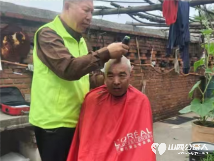 执剪刀裁暖 绿丝带传情----记一支夕阳红义务理发队他们是晋城市绿丝带志愿者协会夕阳红义务理发队用精湛手艺和暖心善意为特殊群体解决头等大事 - 第4张