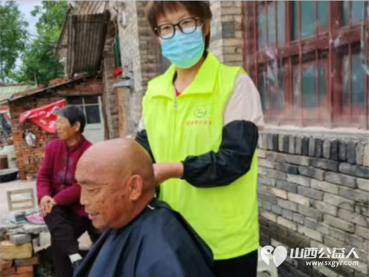 执剪刀裁暖 绿丝带传情----记一支夕阳红义务理发队他们是晋城市绿丝带志愿者协会夕阳红义务理发队用精湛手艺和暖心善意为特殊群体解决头等大事 - 第2张