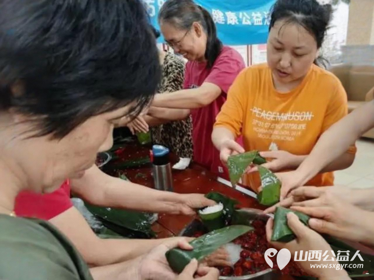 科普迎端午粽情暖人心----平阳路街道滨东社区联合贝壳公益太原站和登贵堂中医馆开展智慧助老公益活动暨浓情端午粽飘香传统文化邻里联谊活动 - 第6张