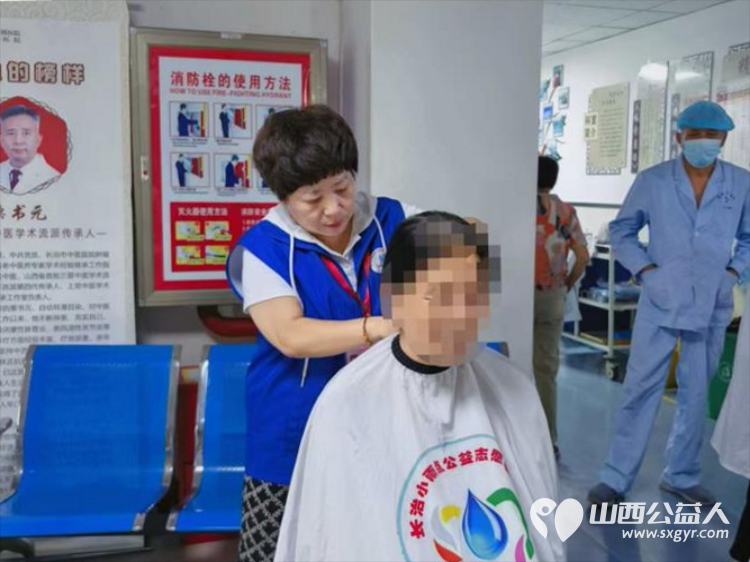 象春天一样温暖 长治市小雨点公益志愿者协会参加长治市中医院肿瘤科安宁疗护病房举办的医患联谊会志愿者们为大家修剪头发让患者们清清爽爽迎接端午 - 第6张 - 山西公益人 象春天一样温暖 长治市小雨点公益志愿者协会参加长治市中医院肿瘤科安宁疗护病房举办的医患联谊会志愿者们为大家修剪头发让患者们清清爽爽迎接端午 - 第6张