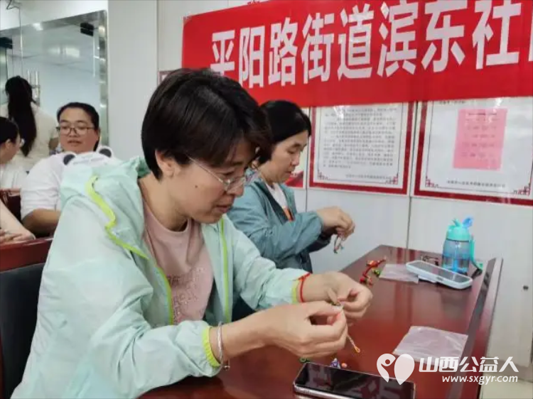 绳系初心迎端午编织温情暖邻里----小店区平阳路街道滨东社区开展迎端午五彩手绳手工编织主题公益活动辖区居民20余人参加活动进一步增强了社区的凝聚力与向心力 - 第3张