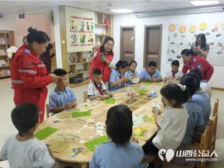 粽香迎端午 邻里共安康｜吕梁市昌茂社区携手吕梁市中志协救援队开展端午亲子非遗体验活动精心设置手工龙舟制作非遗手工包粽子两大沉浸式体验项目 - 第3张