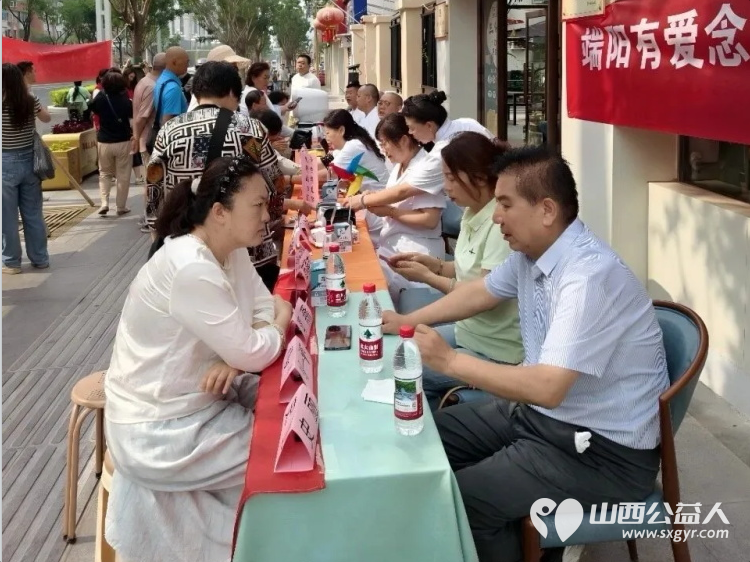 端阳有爱念亲恩 健康义诊暖人心----杏花岭区新联会公益义诊活动邀请辖区医疗机构十余名医师走进社区坐诊让居民足不出社区就能享受便捷专业的医疗健康服务 - 第4张