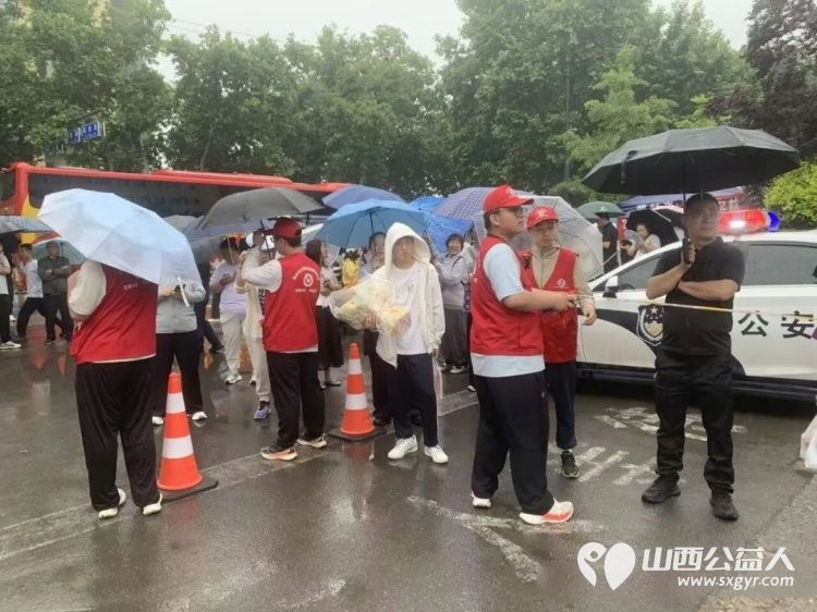 烈日与风雨同在这一抹志愿红为梦想护航----临汾市文明交通志愿者协会为期多日的中考交通劝导志愿服务正式落下帷幕感谢每一位无私奉献的护考人 - 第8张
