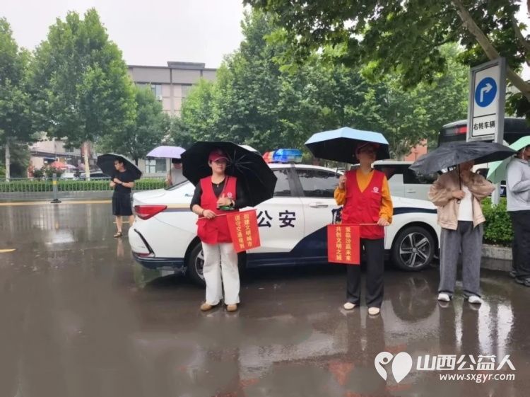 烈日与风雨同在这一抹志愿红为梦想护航----临汾市文明交通志愿者协会为期多日的中考交通劝导志愿服务正式落下帷幕感谢每一位无私奉献的护考人 - 第4张