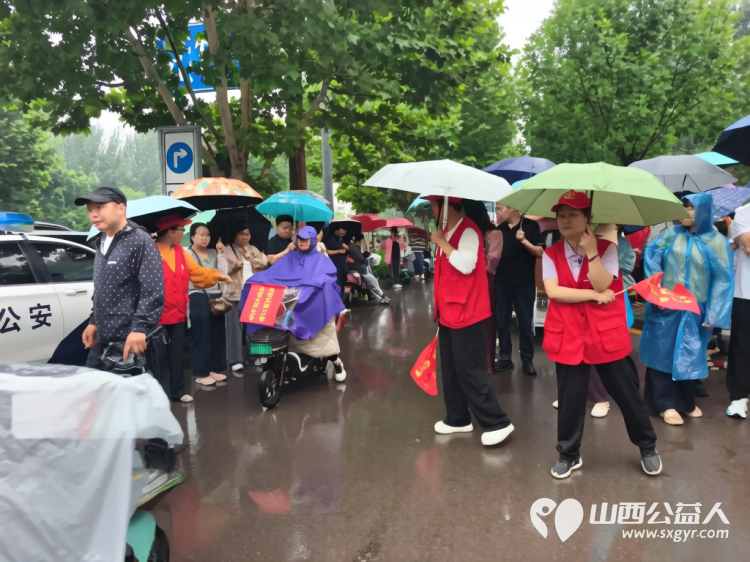 烈日与风雨同在这一抹志愿红为梦想护航----临汾市文明交通志愿者协会为期多日的中考交通劝导志愿服务正式落下帷幕感谢每一位无私奉献的护考人 - 第7张