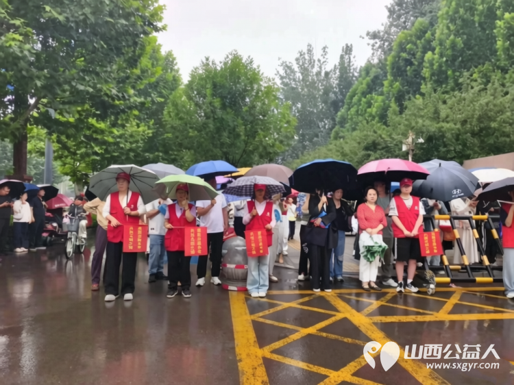 烈日与风雨同在这一抹志愿红为梦想护航----临汾市文明交通志愿者协会为期多日的中考交通劝导志愿服务正式落下帷幕感谢每一位无私奉献的护考人 - 第6张