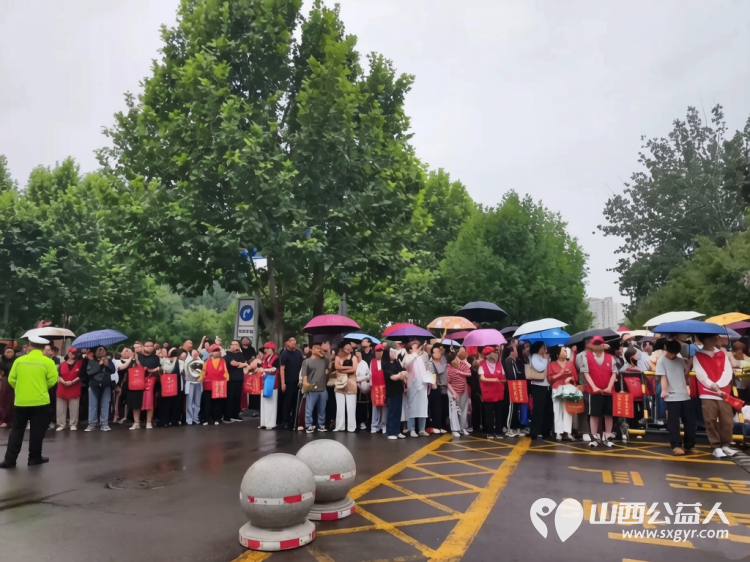 烈日与风雨同在这一抹志愿红为梦想护航----临汾市文明交通志愿者协会为期多日的中考交通劝导志愿服务正式落下帷幕感谢每一位无私奉献的护考人 - 第5张