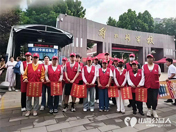 烈日与风雨同在这一抹志愿红为梦想护航----临汾市文明交通志愿者协会为期多日的中考交通劝导志愿服务正式落下帷幕感谢每一位无私奉献的护考人 - 第9张