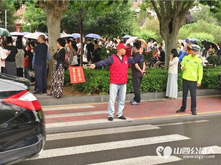 烈日与风雨同在这一抹志愿红为梦想护航----临汾市文明交通志愿者协会为期多日的中考交通劝导志愿服务正式落下帷幕感谢每一位无私奉献的护考人 - 第3张