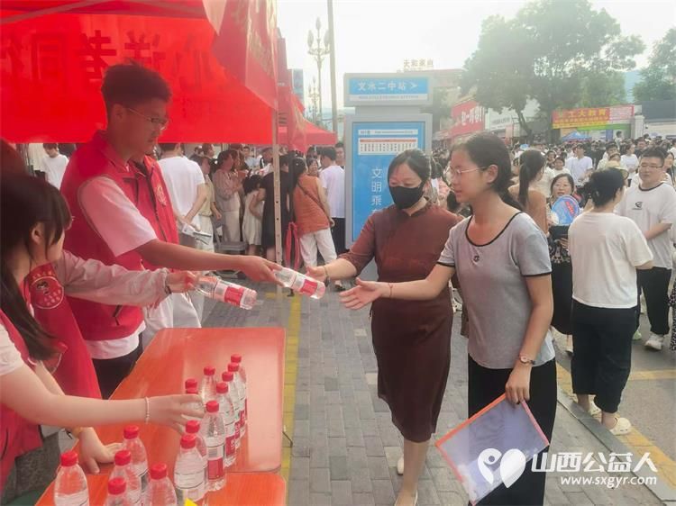 文水县爱心帮扶志愿者协会志愿者中考爱心送考正式开启志愿者们坚守岗位保驾护航为中考学子开辟暖心通道祝少年们乘风破浪金榜题名 - 第8张