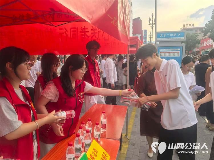 文水县爱心帮扶志愿者协会志愿者中考爱心送考正式开启志愿者们坚守岗位保驾护航为中考学子开辟暖心通道祝少年们乘风破浪金榜题名 - 第7张